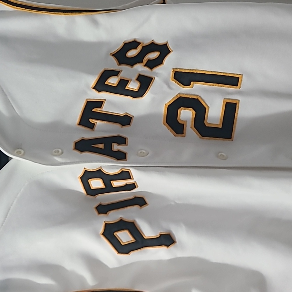 Roberto Clemente Jersey. - Picture 3 of 6